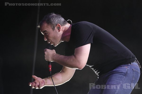 FUTURE ISLANDS - 2023-09-05 - PARIS - CentQuatre - Nef Curial - Samuel Thompson Herring